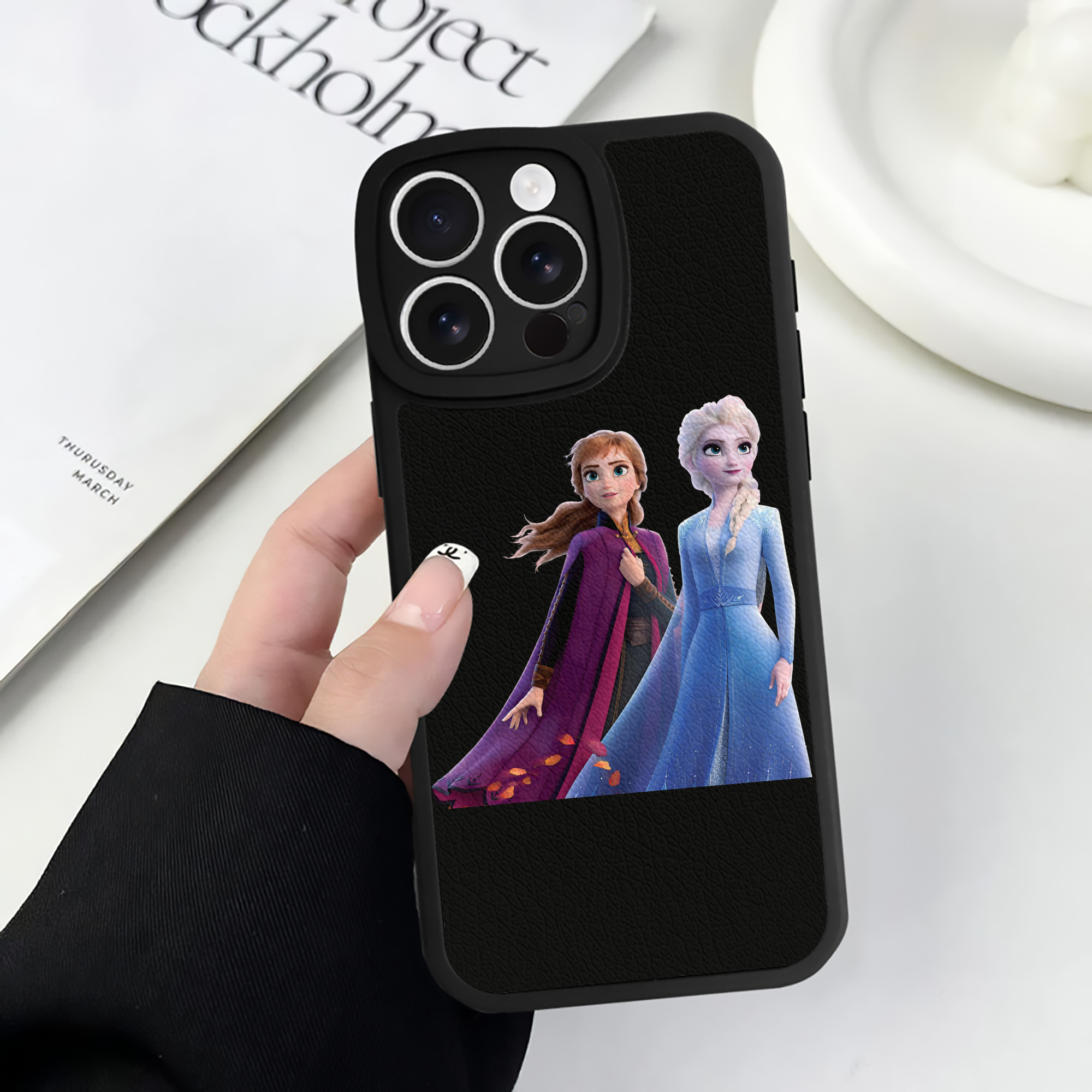 （画像用） アナと雪の女王 アンナ エルサ Frozen Anna Elsa 【iPhone 16シリーズ対応】シリコンスマホケース（レザー調） 材質：シリコン